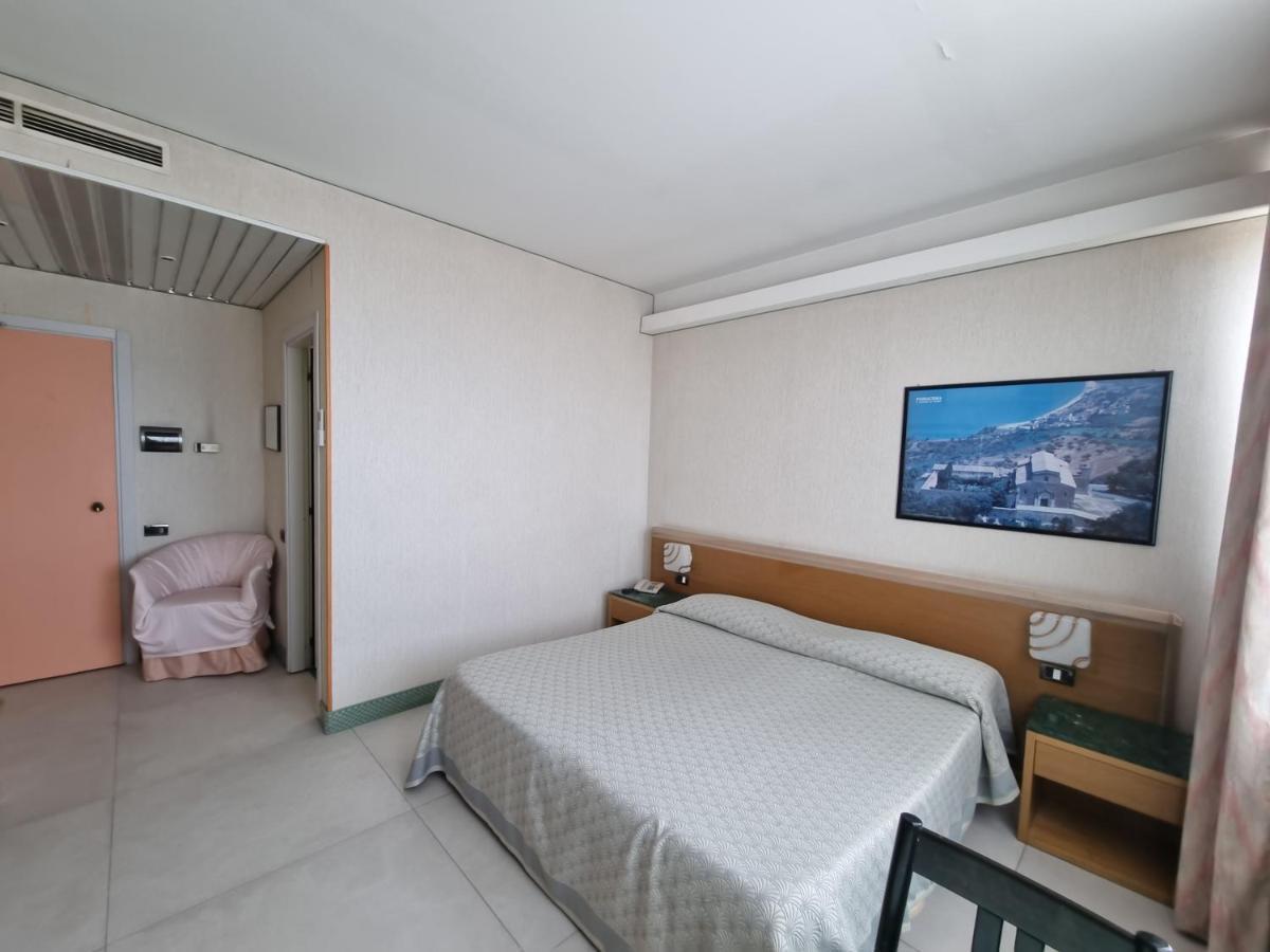 Hotel Thema 로카 산 지오반니 외부 사진